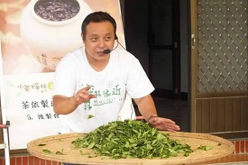 賣車業務員蘇育裕，轉行回鄉當茶農，靠著扎實的製茶技術與創意行銷，今年獲選農委會百大青農。