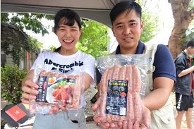 曾獲百大青農、被稱「科技漁夫」的養青王哲謙(右)，推出市場首見的石斑魚香腸。