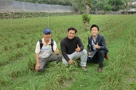 農委會楊欣佳技正(右1)與徐榮銘陪伴師(左1)一同到農場關心杜司偉的現況