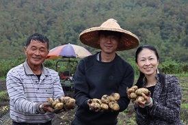 花蓮青農陳柏叡（中）與父親陳文富（左）從育苗、種植、生產到銷售一條龍方式