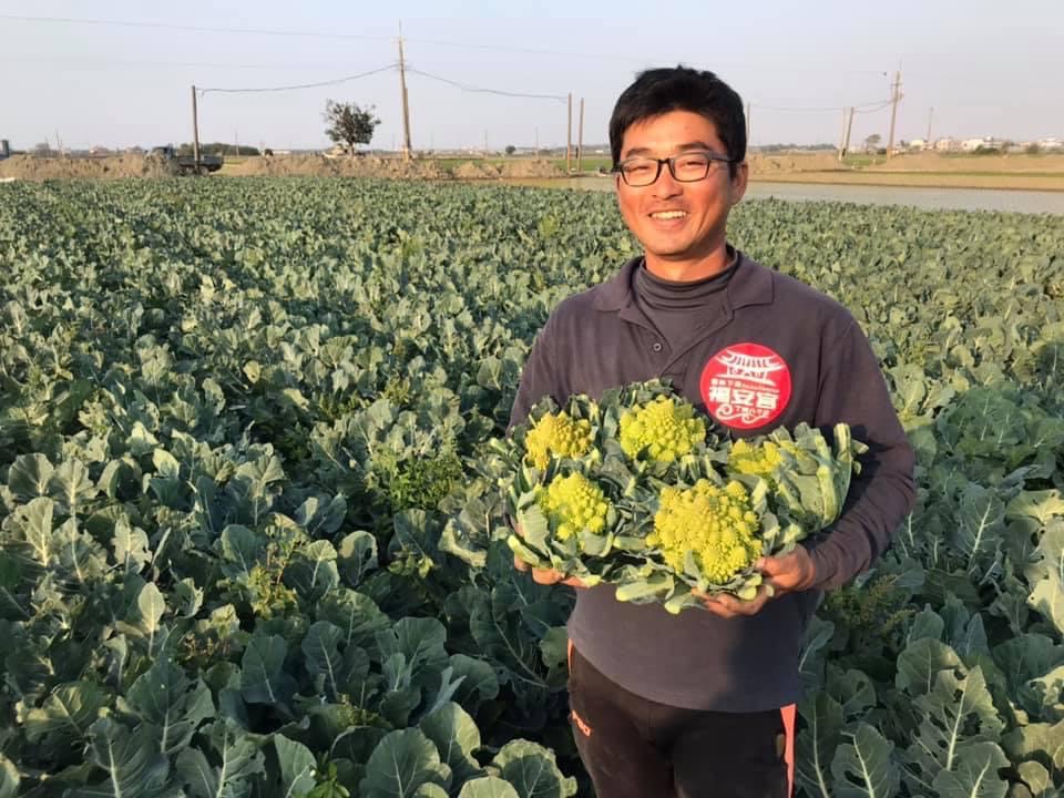 徐崇評與志同道合的青農們成立「潮農天團」，青農夥伴各司其職，提升團隊整體量能