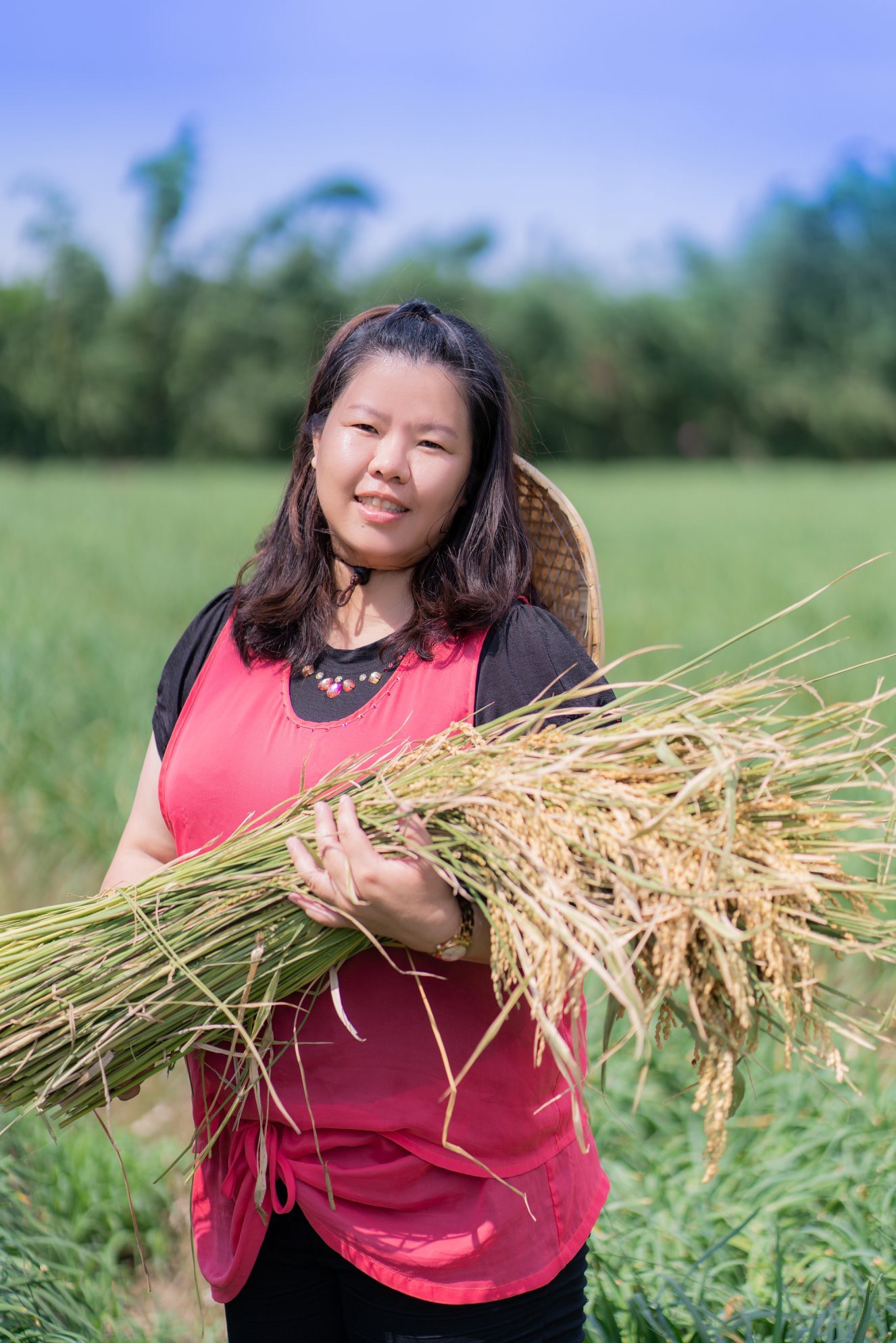 胡真萍的家族五代都是稻農，米行主打的芭寶米，曾在十大經典好米競賽中，拿下六個名次。
