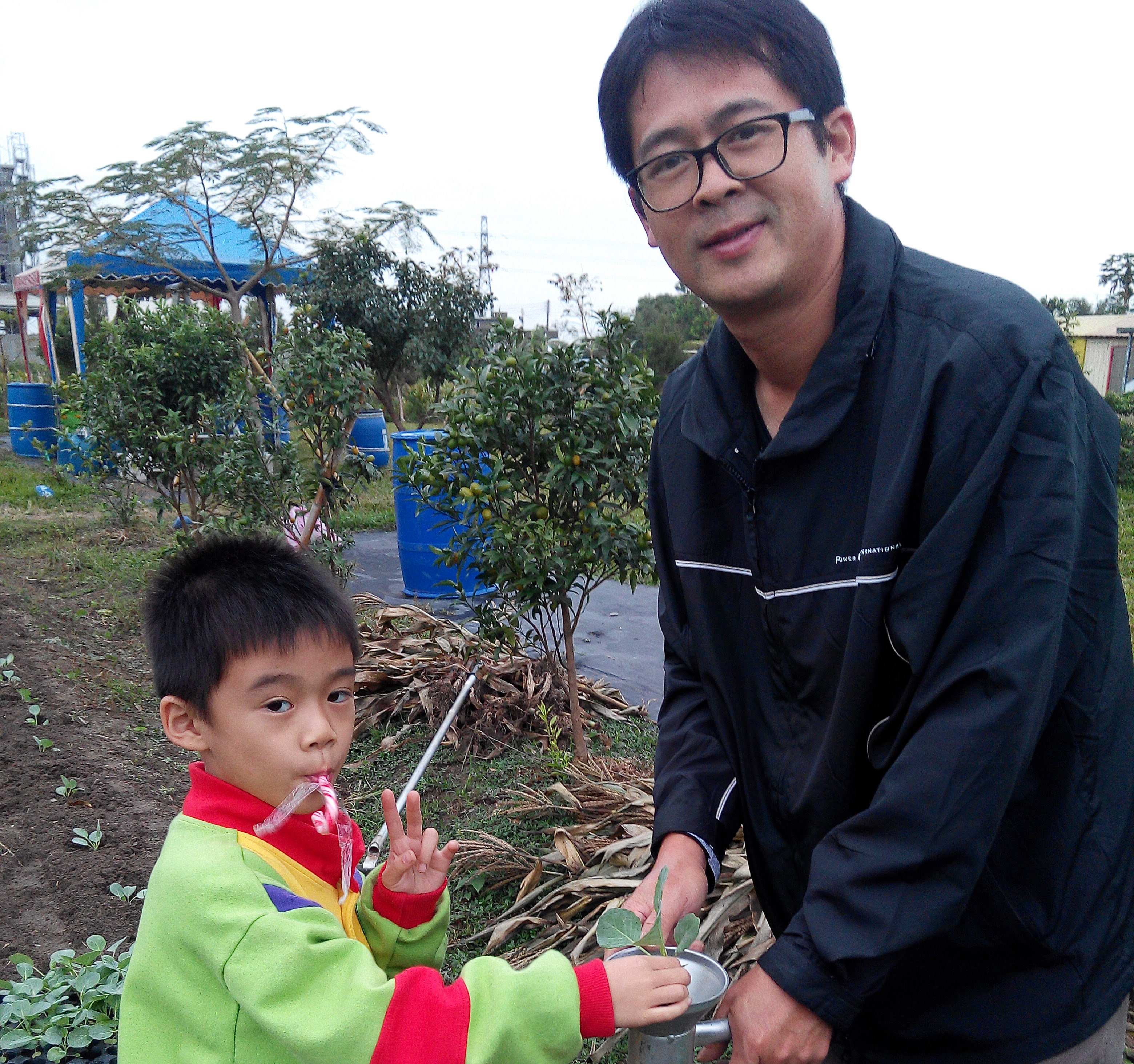 劉明芳為了讓孩子能擁有豐富的農村童年回憶，決心與妻子一同返鄉從農