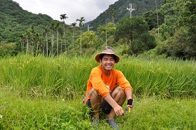 林張凱耀與他位於長濱金剛山山腳下的水稻田