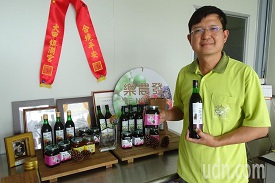 許宏賓運用生物科技所學,將桑葚變成有生產履歷的多元化商品。 許宏賓運用生物科技所學,將桑葚變成有生產履歷的多元化商品。