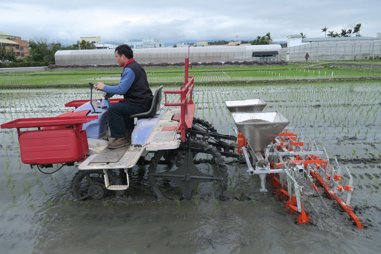 研發之新型附掛式式水田除草兼施肥機械