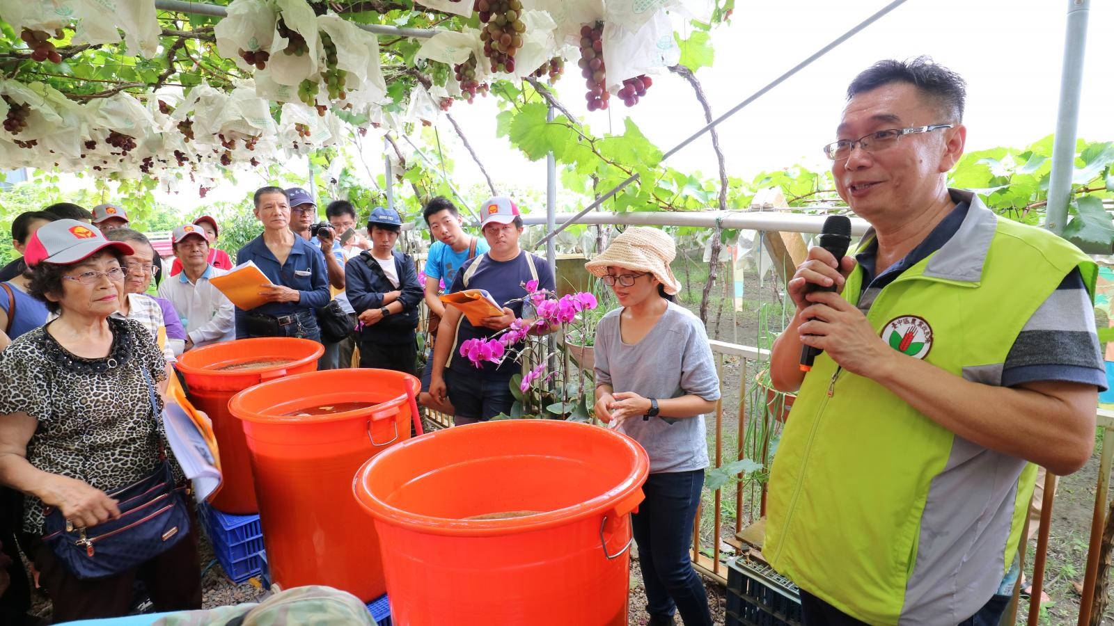 陳俊位分場長(右1)介紹有機液菌肥的製作及田間施用要領