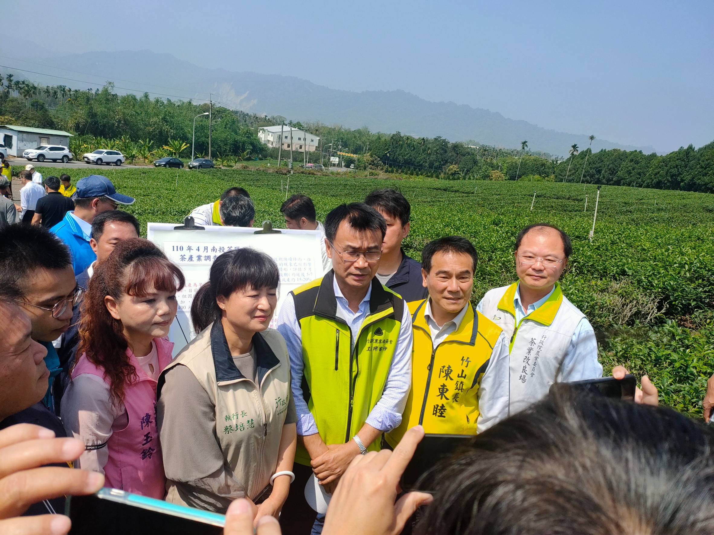 農業委員會陳吉仲主任委員4月12日視察南投縣茶乾旱災情