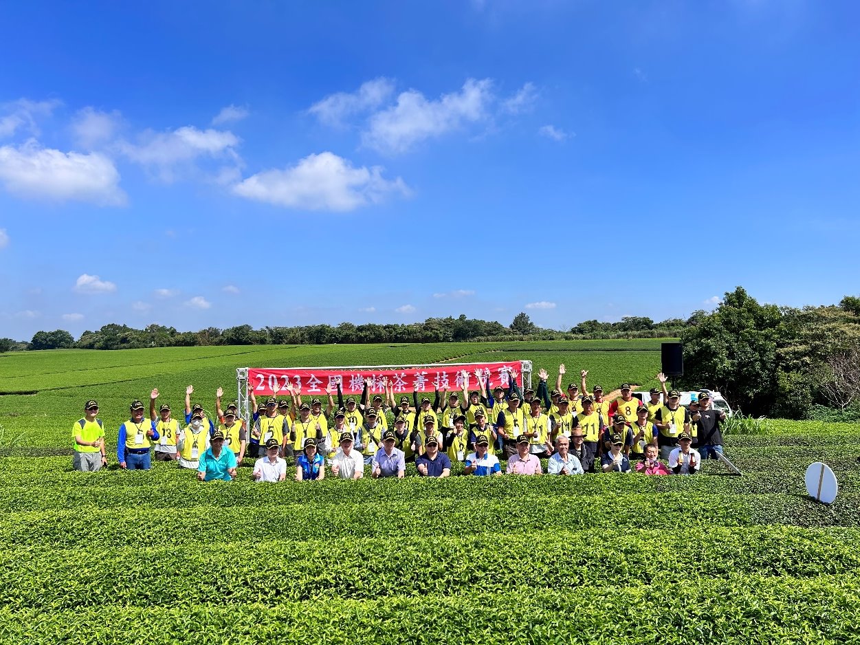 本次觀摩競賽貴賓與選手在優美的茶園大合照