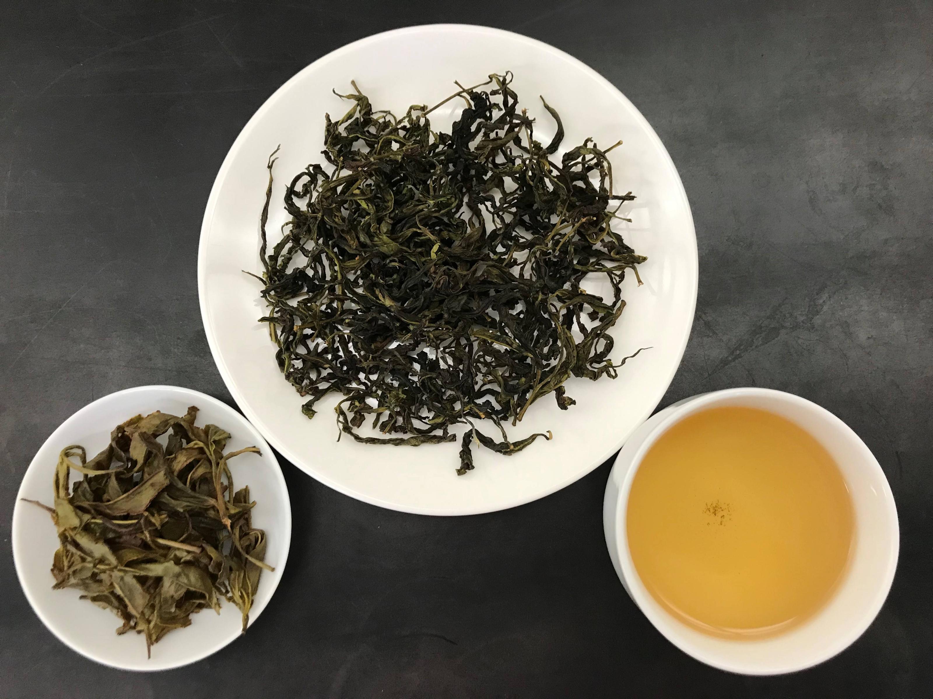 山蘊烏龍茶，入口前韻具有蕈菇風味，後韻轉為淡淡花香，滋味甘甜不苦澀