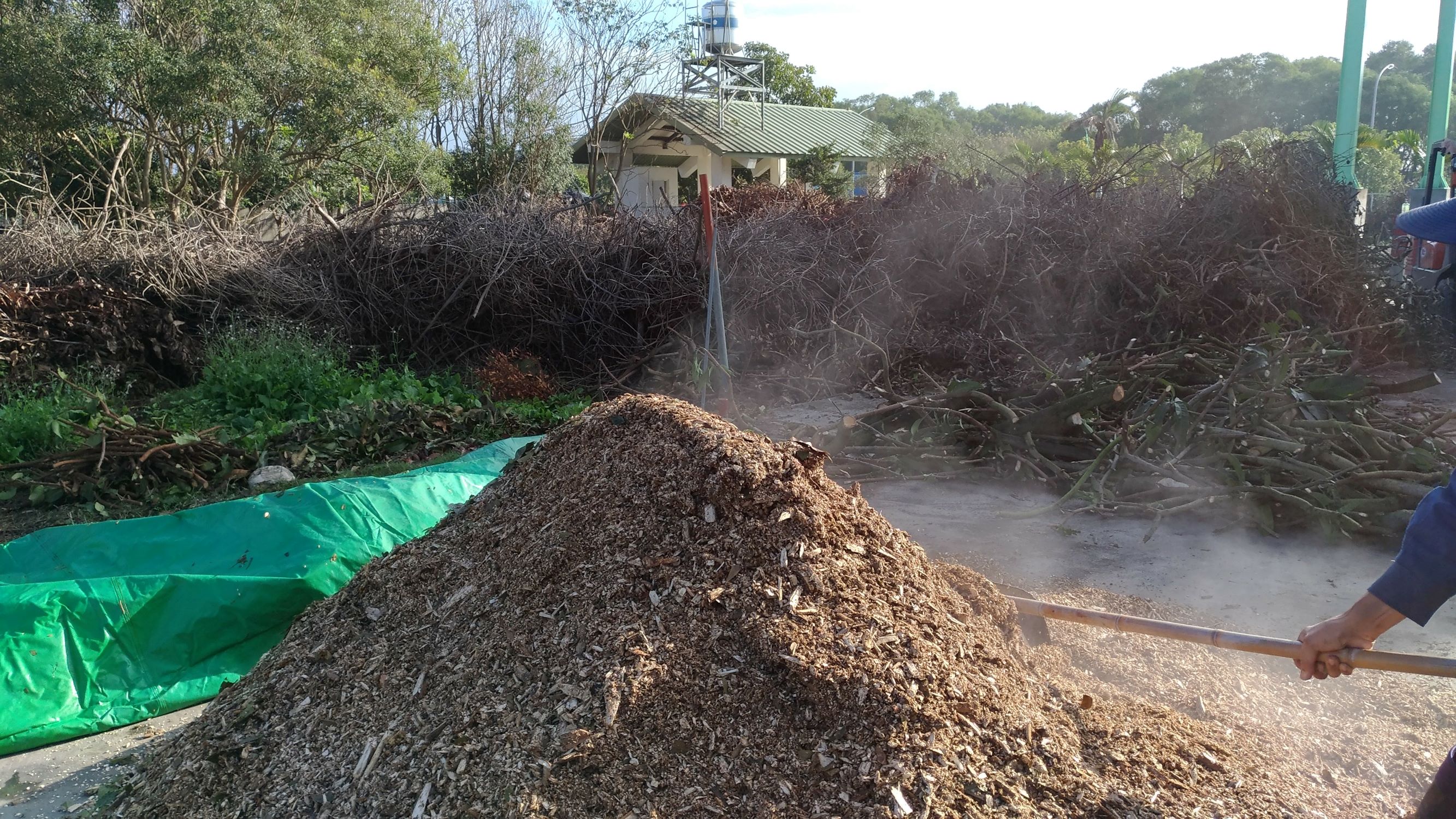 有機肥堆肥化過程翻堆發酵產生高溫冒煙情形