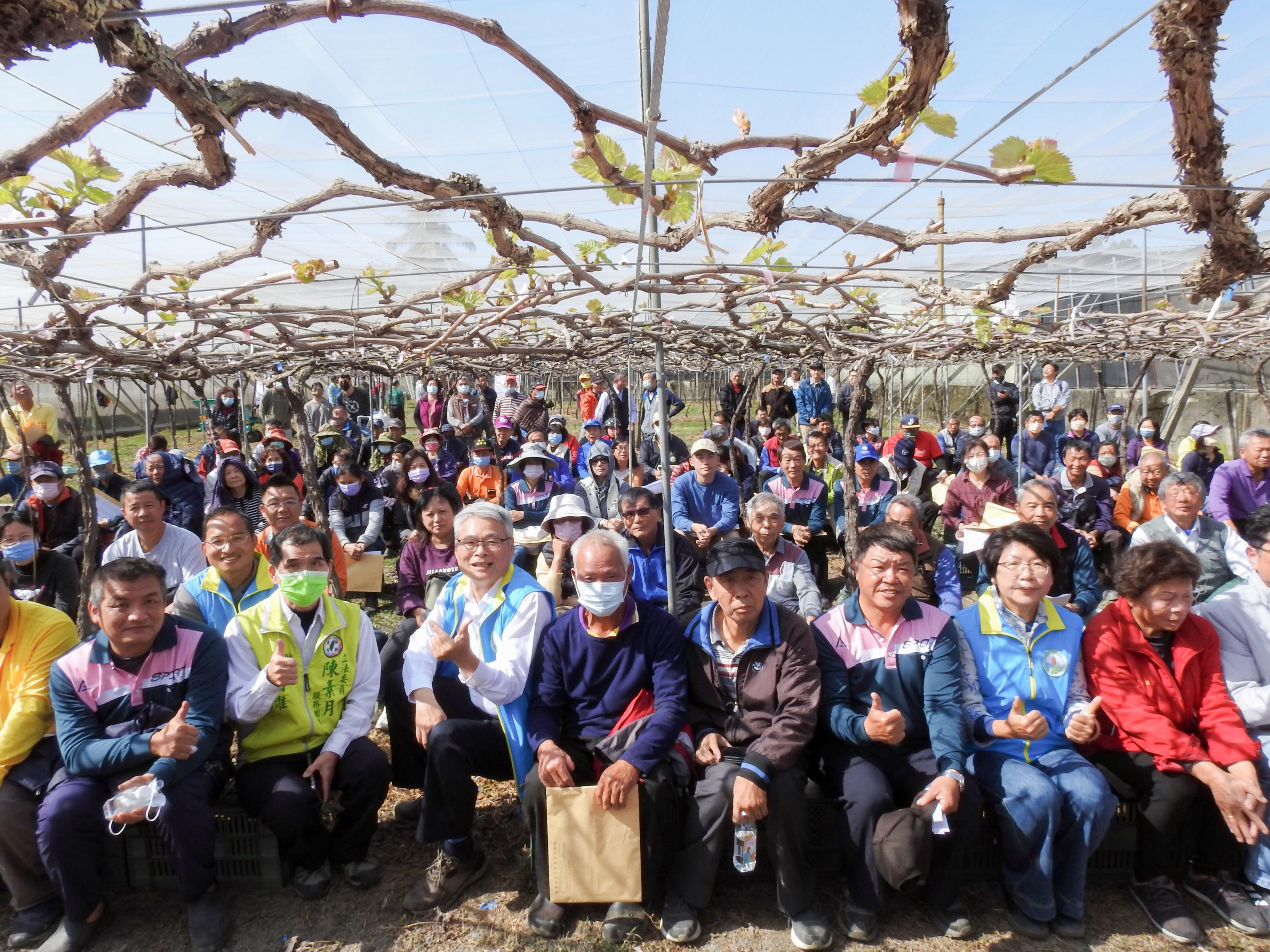 「催芽、防災、病害防治及農機具一把罩 葡萄生產沒煩惱示範觀摩會」農友熱情參與 「催芽、防災、病害防治及農機具一把罩 葡萄生產沒煩惱示範觀摩會」農友熱情參與