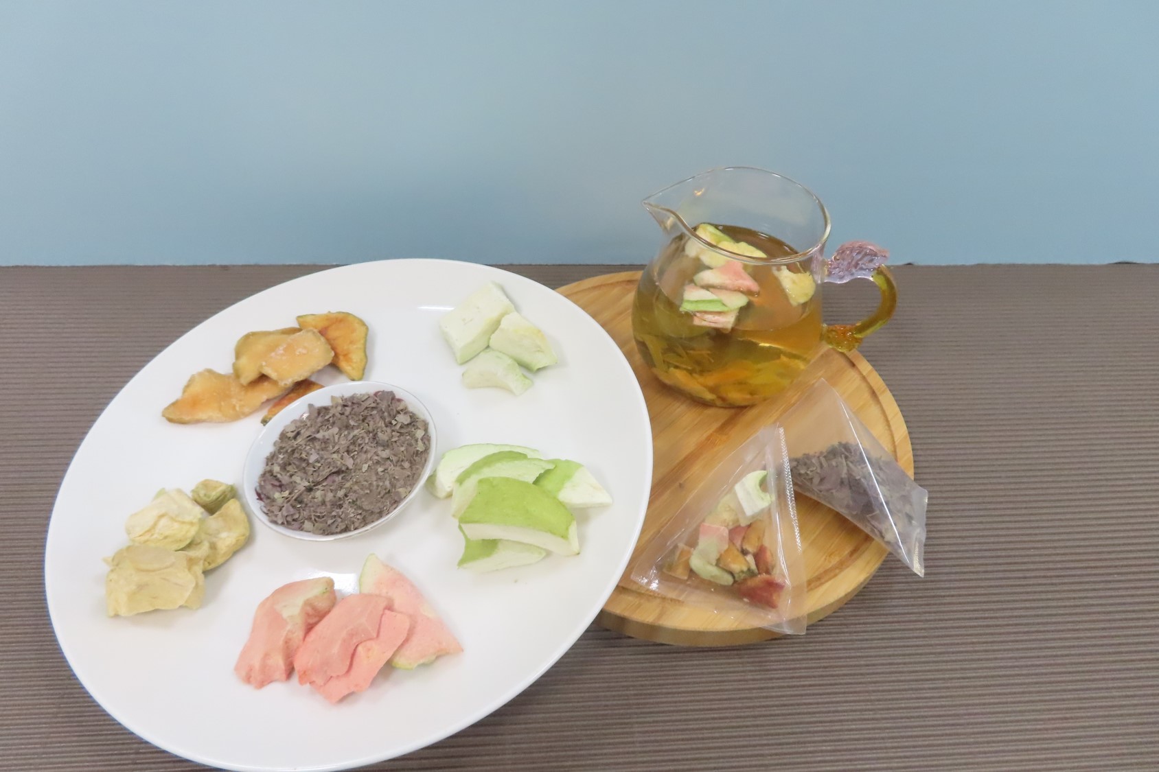 高雄場開發芭樂葉果茶,健康機能茶飲新選擇,圖為五色芭樂果乾與芭樂葉展開排 高雄場開發芭樂葉果茶,健康機能茶飲新選擇,圖為五色芭樂果乾與芭樂葉展開排