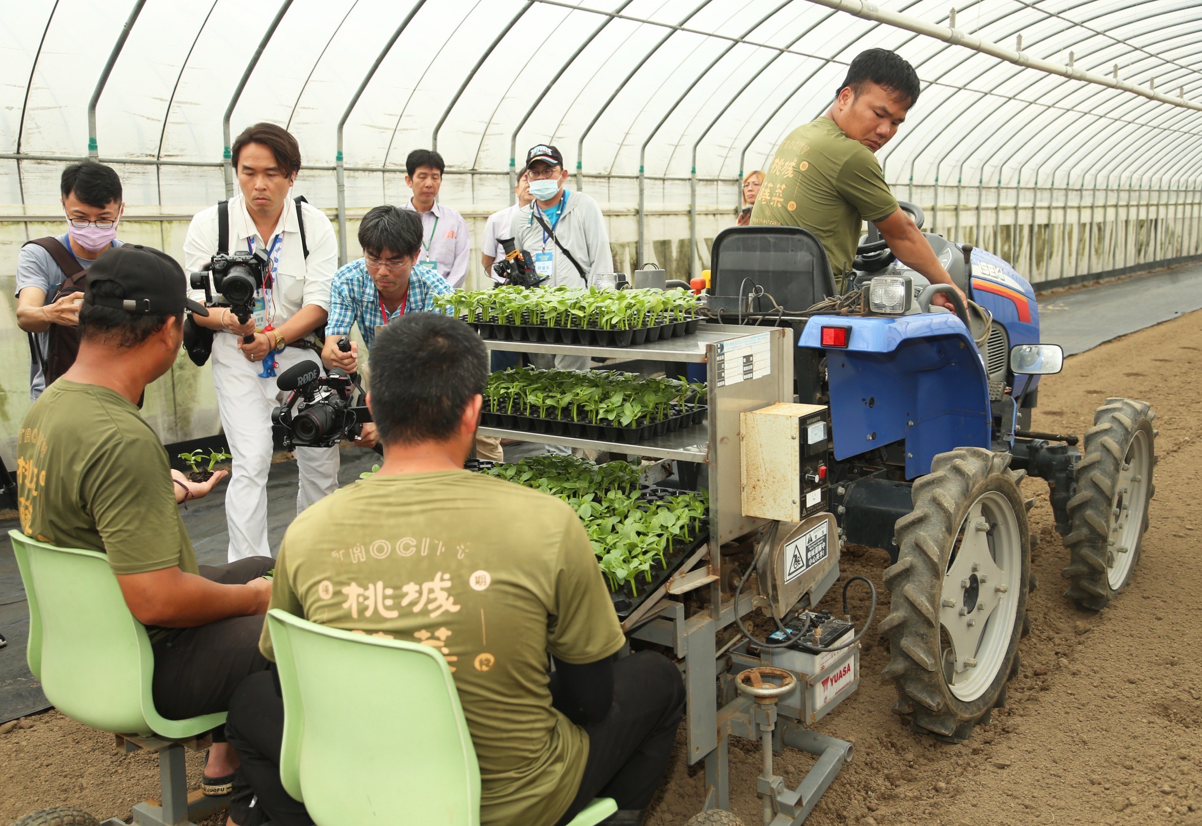 附掛可調行距葉菜移植機減輕勞動力負擔