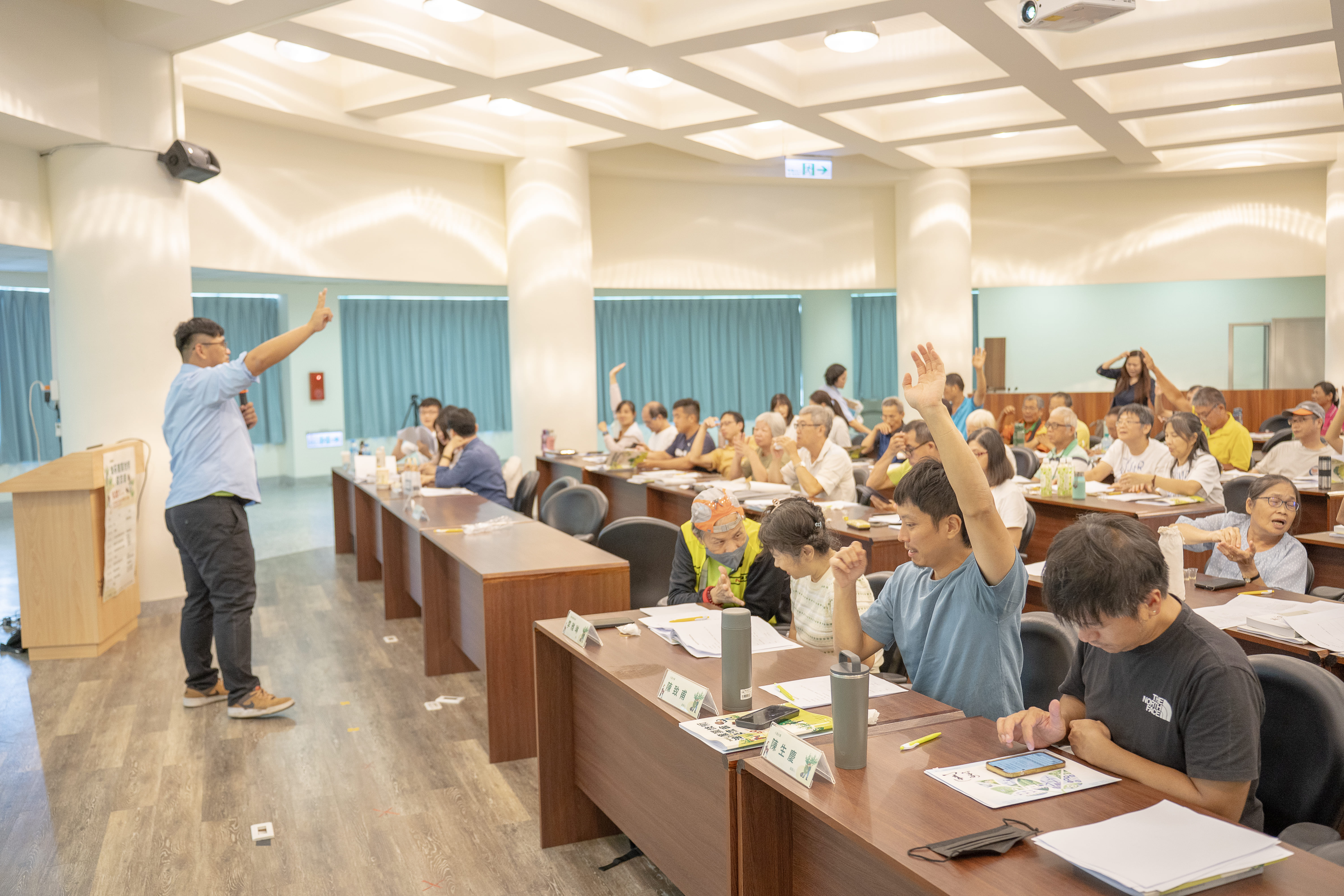 油茶栽培管理課程中與油茶農友交流互動 油茶栽培管理課程中與油茶農友交流互動