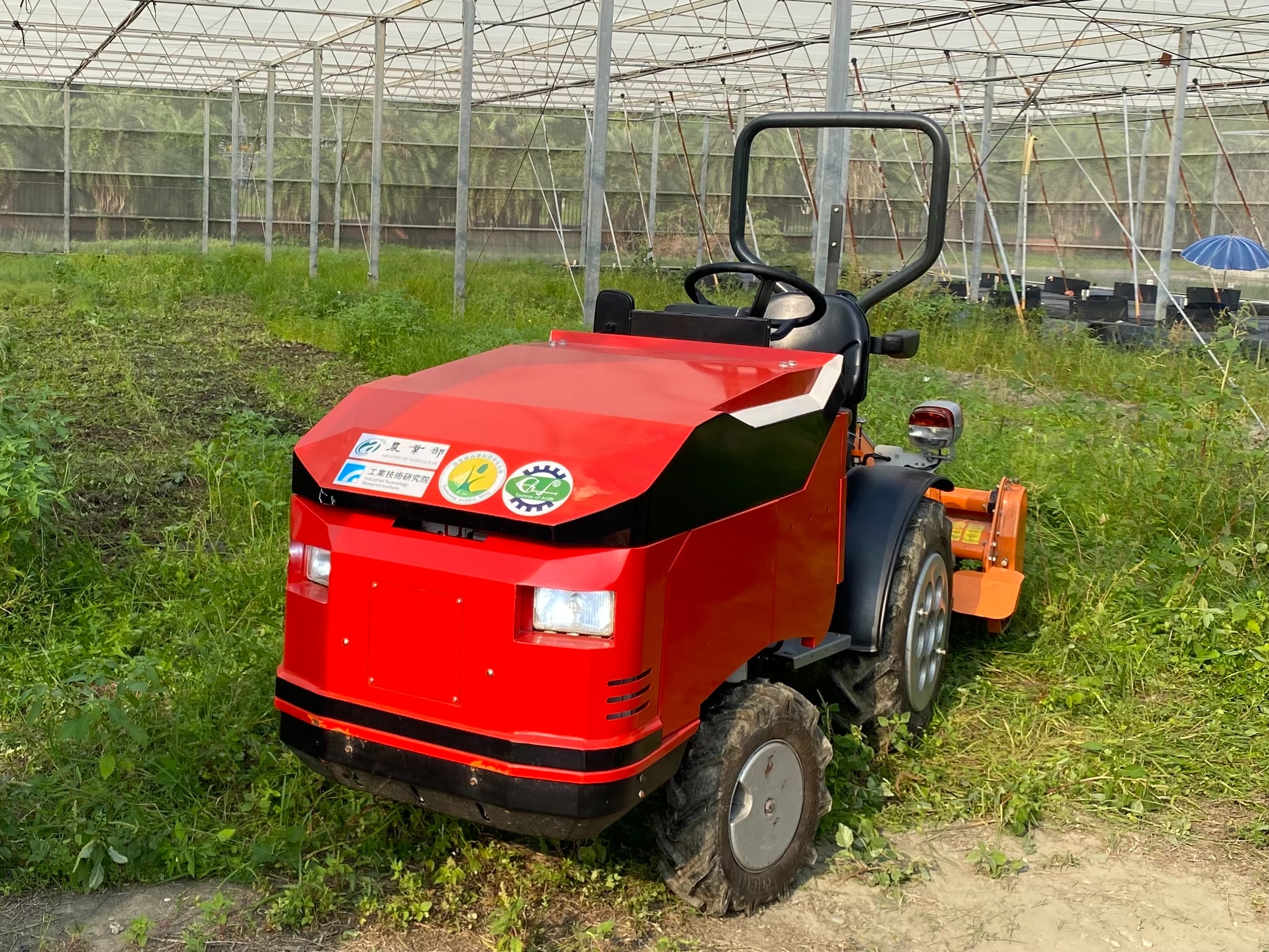 小型曳引機邁向電動化與低碳轉型，圖為工研院研發團隊開發小型電動式曳引機