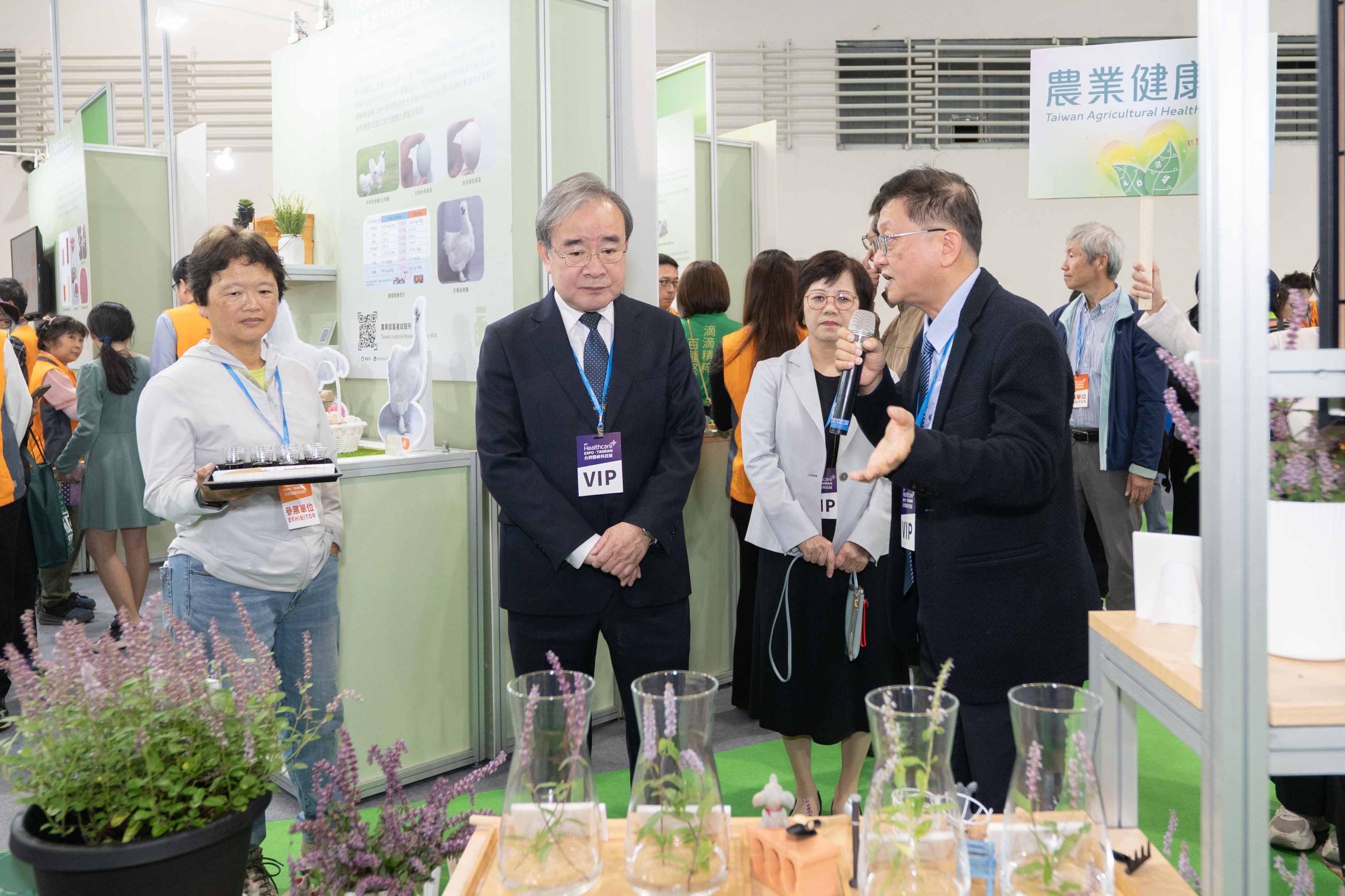 農業部胡次長忠一（左二）聽取花蓮場仙草新品種解說