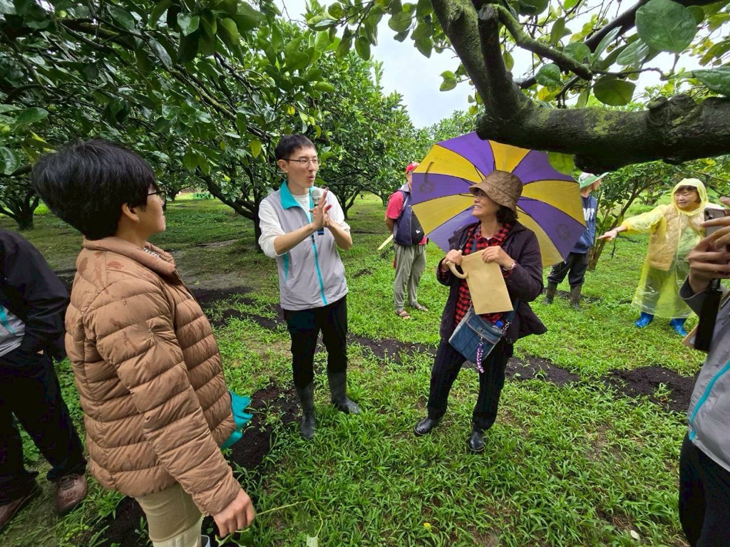 田間參訪，講師正在講解覆蓋作物種植注意事項